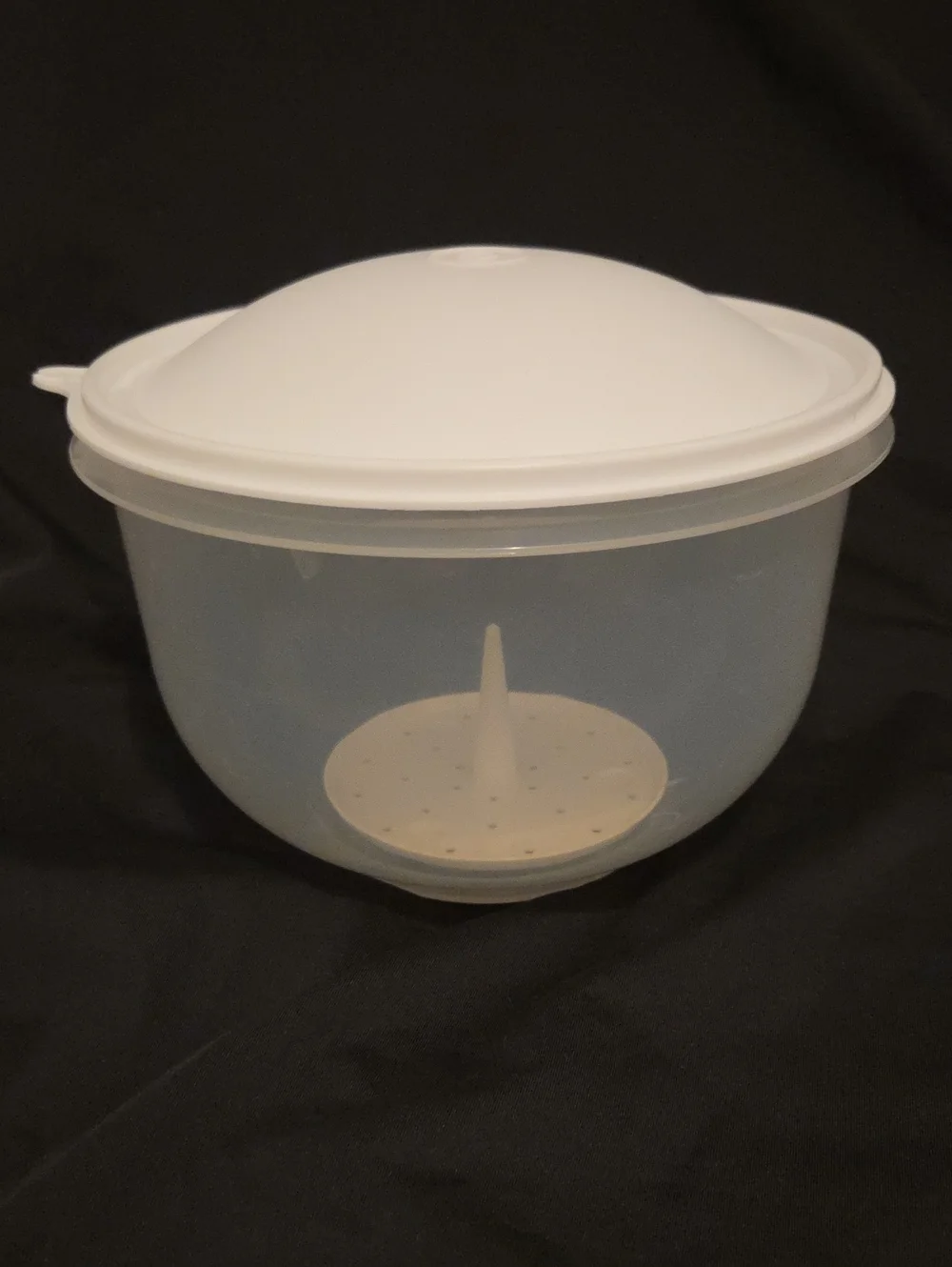 Tupperware White Lid Clear Base Lettuce Keeper